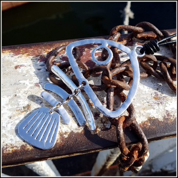 "Fischskelett" am langen Lederband