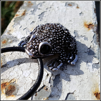 "Großer Frosch" an starkem Lederband"
