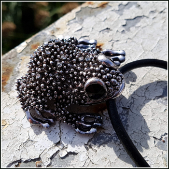 "Großer Frosch" an starkem Lederband"