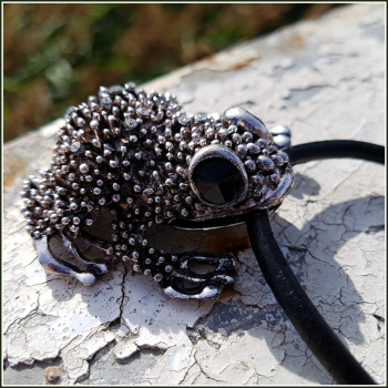 "Großer Frosch" an starkem Lederband"