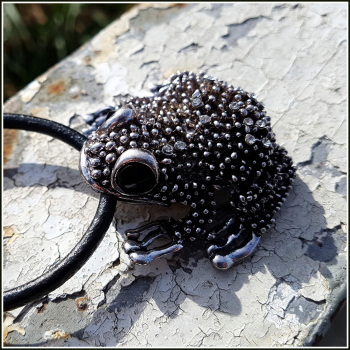 "Großer Frosch" an starkem Lederband"
