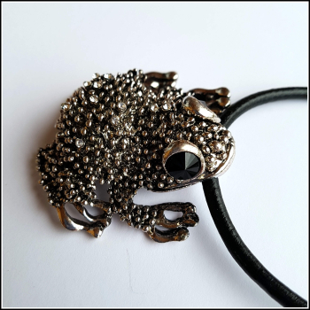 "Großer Frosch" an starkem Lederband"