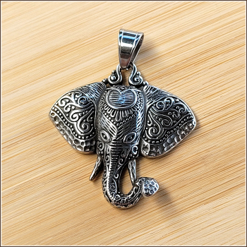 "Der elefantenköpfige Gott Ganesha - der Überwinder aller Hindernisse" - Kettenanhänger aus Edelstahl