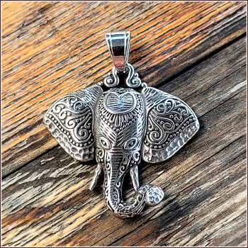 "Der elefantenköpfige Gott Ganesha - der Überwinder aller Hindernisse" - Kettenanhänger aus Edelstahl