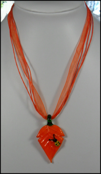 Kette mit Glasanhänger "Glücksbringender Marienkäfer auf Blatt" - orange