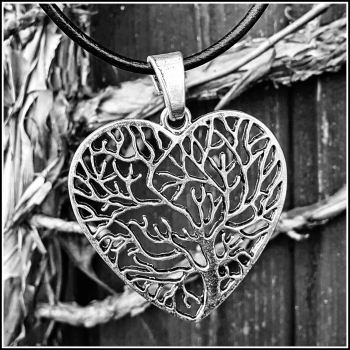 "Baum im Herzen" am Lederband
