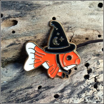 Pin "Goldfisch mit Hexenhut"