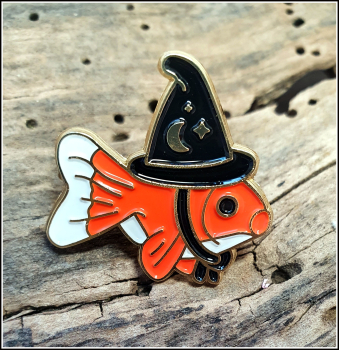 Pin "Goldfisch mit Hexenhut"