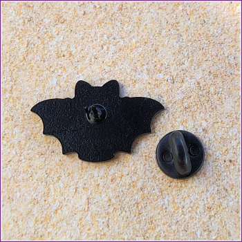 Pin „Geflügelte Hexenkatze“