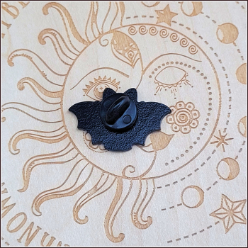 Pin „Geflügelte Hexenkatze“