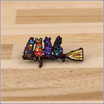 Preview: Pin „Hexenkatzen auf Hexenbesen“