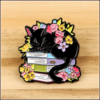 BuchLiebeKollektion – Pin „Schwarze Katze ruht auf Bücherstapel“