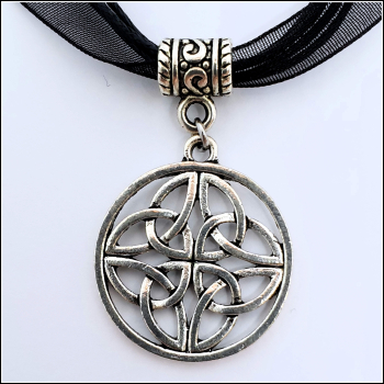 "Vierfache Triqueta" an schwarzem Halsband