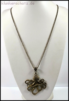 "Krake Octavian" an langer Kette