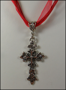 "Gothisches Kreuz" an leuchtend rotem Halsband