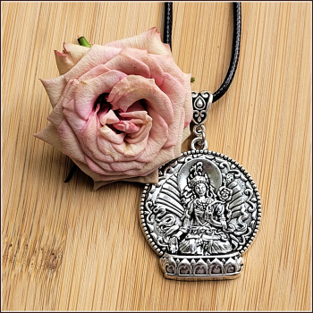 "Göttin Kuan Yin" an schwarzer Textilkordel