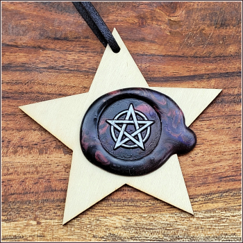 Geschenk- oder Dekoanhänger - "Pentagramm" - Holzstern mit geprägtem Siegelwachs - Unikat