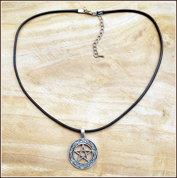 „Pentagramm“ an gewachster, schwarzer Baumwolle – 45 cm, plus Verlängerung