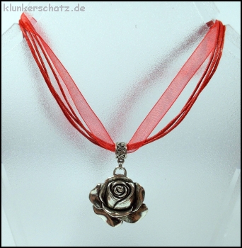 "Rose" an strahlend rotem Halsband