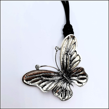 "Schmetterling" am langen Textilband