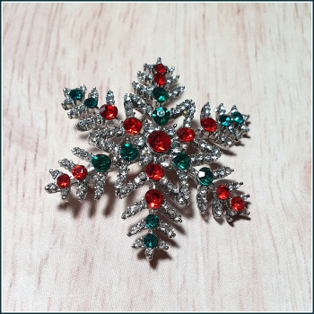 „Schneeflocke in Weihnachtsfarben“ – Brosche & Kettenanhänger – 2 in 1