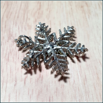„Schneeflocke in Weihnachtsfarben“ – Brosche & Kettenanhänger – 2 in 1