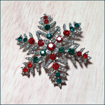 „Schneeflocke in Weihnachtsfarben“ – Brosche & Kettenanhänger – 2 in 1