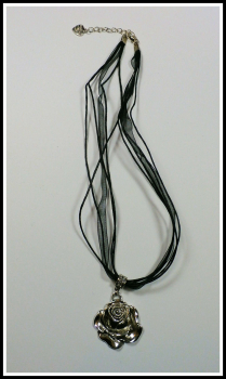 "Black Rose" an schwarzem Halsband