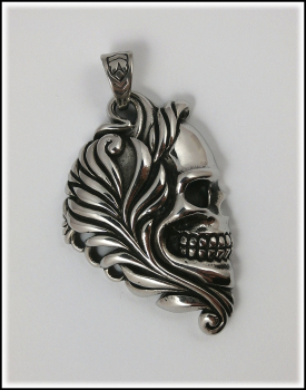 Großer Kettenanhänger "Feather Skull" aus Edelstahl