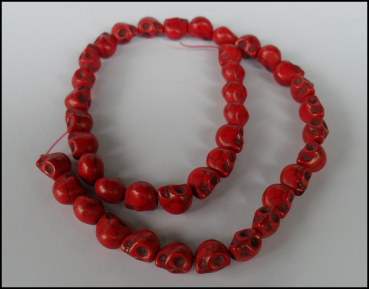 Strang Totenkopf-Perlen aus Howlith "Skull Deep Red"