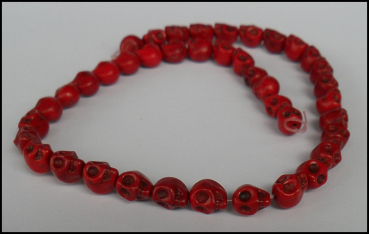Strang Totenkopf-Perlen aus Howlith "Skull Deep Red"