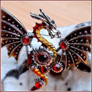 "Steampunk-Drache" in Rot - Brosche & Kettenanhänger - 2 in 1