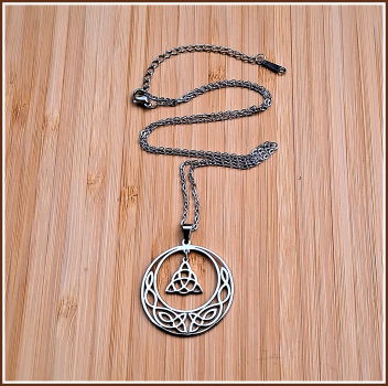Preview: Halskette „Keltisches Ornament mit Triqueta“ aus Edelstahl