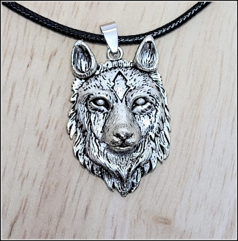 "Wolf" an schwarzer Textilkordel