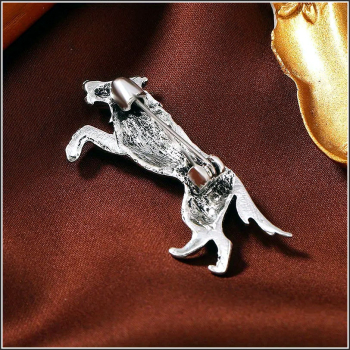 Brosche "Rennender Wolf"