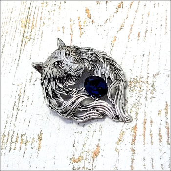 "Wolf mit blauem Stein" - Brosche & Kettenanhänger - 2 in 1