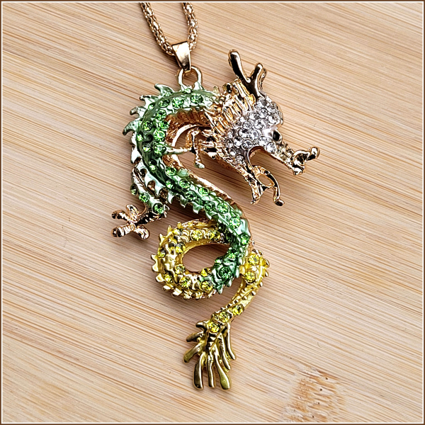Halskette „Grüner chinesischer Glücksdrache“ – 72 cm