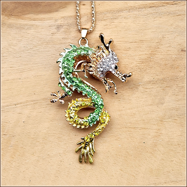 Halskette „Grüner chinesischer Glücksdrache“ – 72 cm