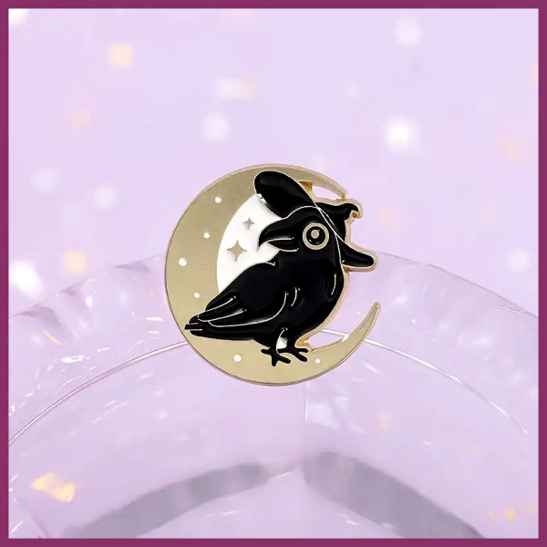 Pin „Rabe mit Hexenhut auf Mondsichel“