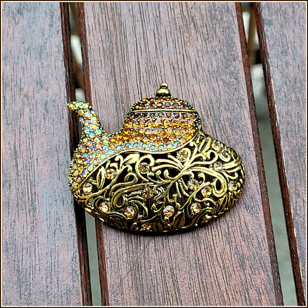 „Teekanne in Gold“ - Brosche (und Kettenanhänger) – 2 in 1