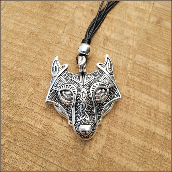 "Keltisch-nordischer Wolf" am dreifachen Textilband