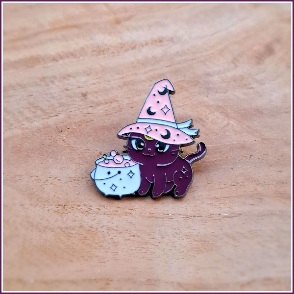 Pin „Hexenkatze mit Hexenkessel“
