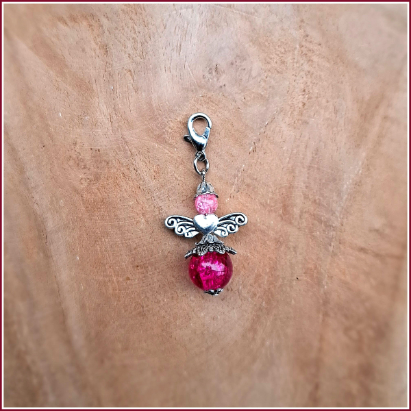 Charmanhänger „Glückselfe in Pink“