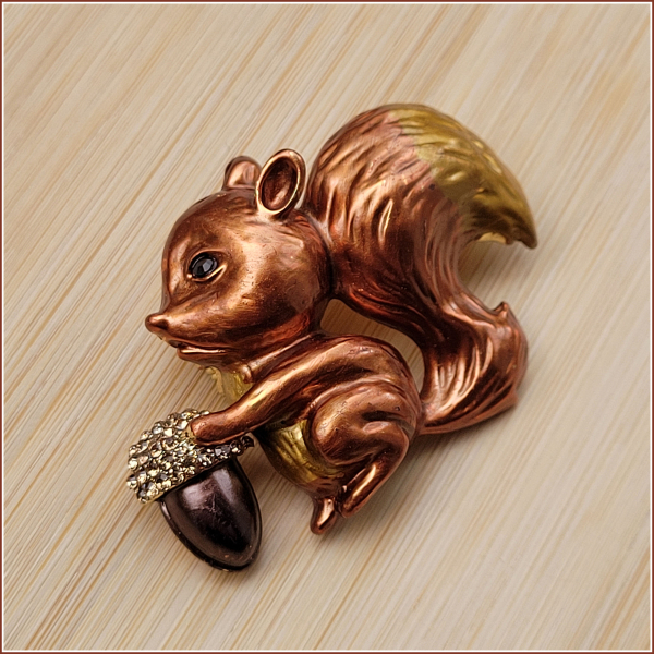 Brosche „Rotbraunes Eichhörnchen“