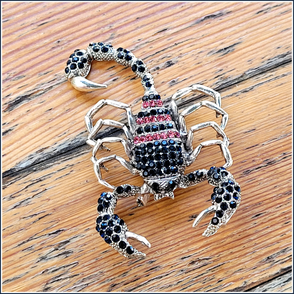 „Skorpion“ in Dunkelblau und Pink - Brosche & Kettenanhänger - 2 in 1