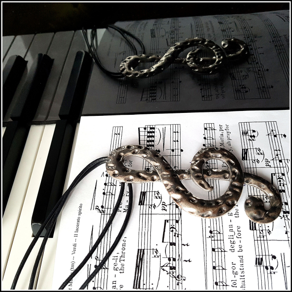 "Großer Notenschlüssel" an doppelreihigem Lederband