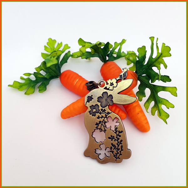 Halskette "Hase mit floraler Gravur" - lange Halskette im romantischen Vintage-Style