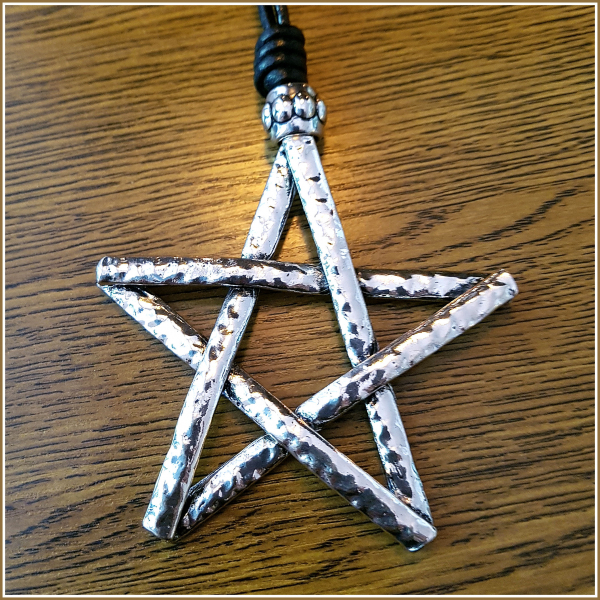 "Großes Pentagramm" am langen Lederband - ca. 80 cm