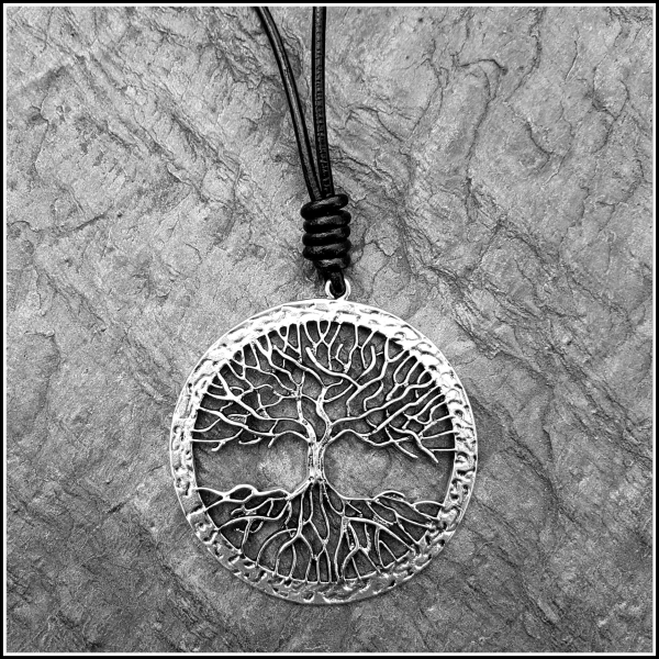 Halskette "Die Weltenesche Yggdrasil" am langen Lederband