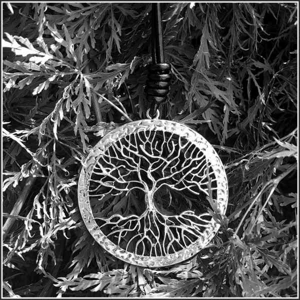 Halskette "Die Weltenesche Yggdrasil" am langen Lederband